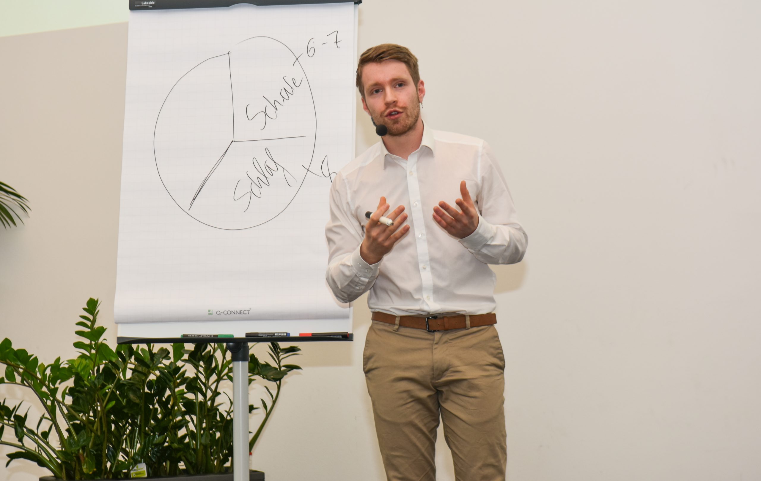 Florian Buschmann bei einer Fortbildung mit Flipchart