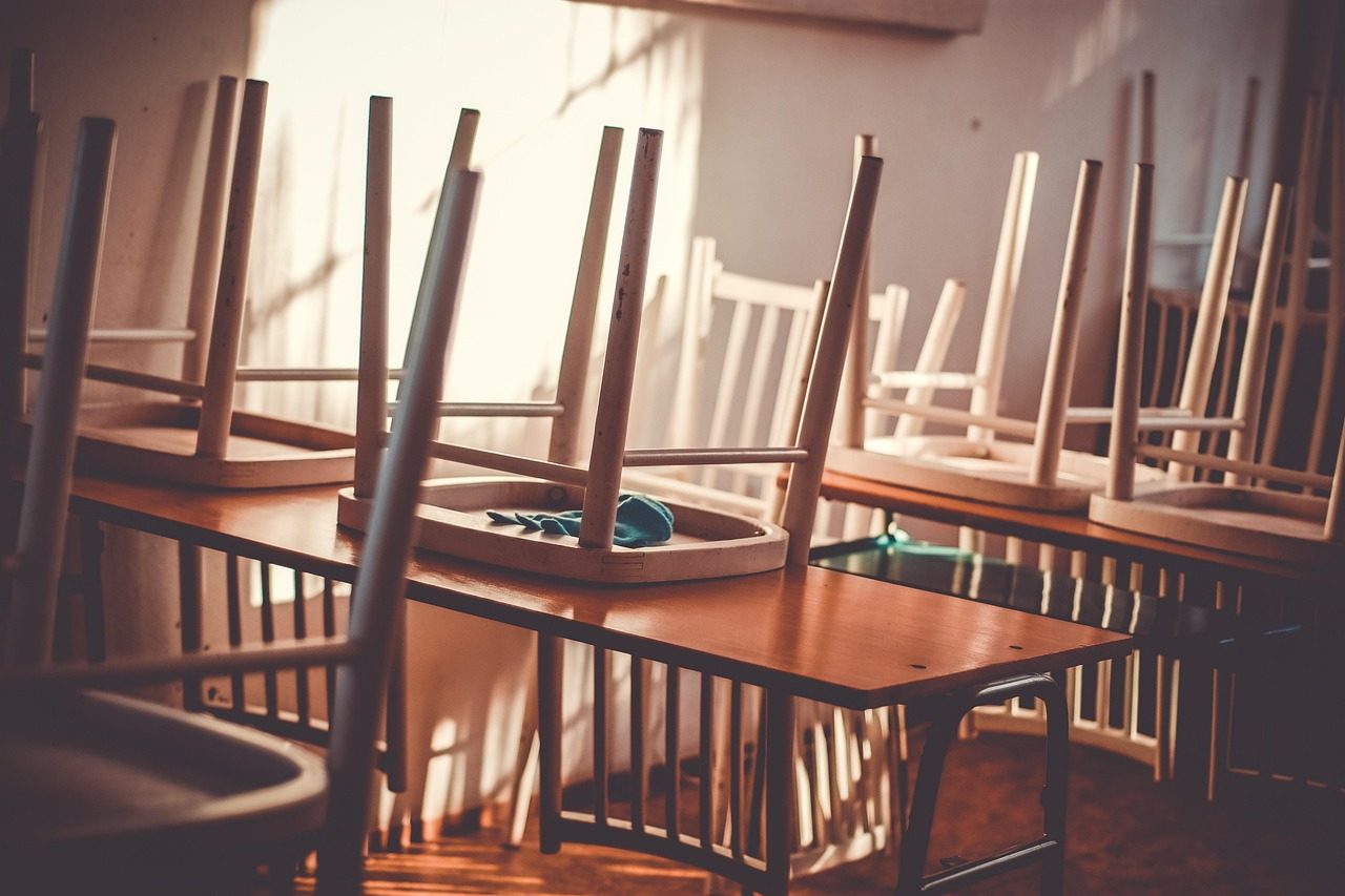 Ein helles Grundschul-Klassenzimmer