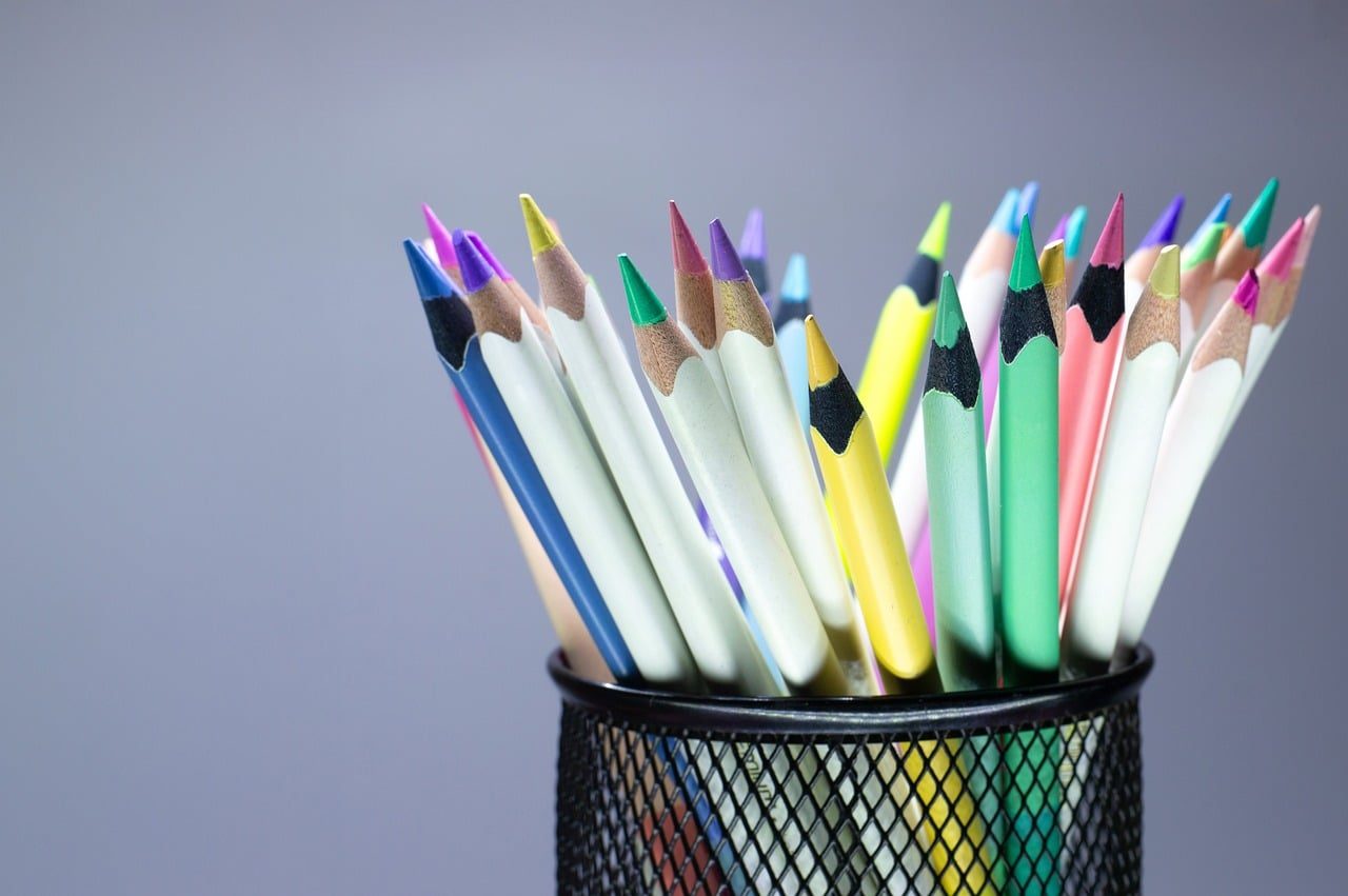 Buntstifte in einem Becher, kreatives, kindgerechtes Lernen in der Grundschule