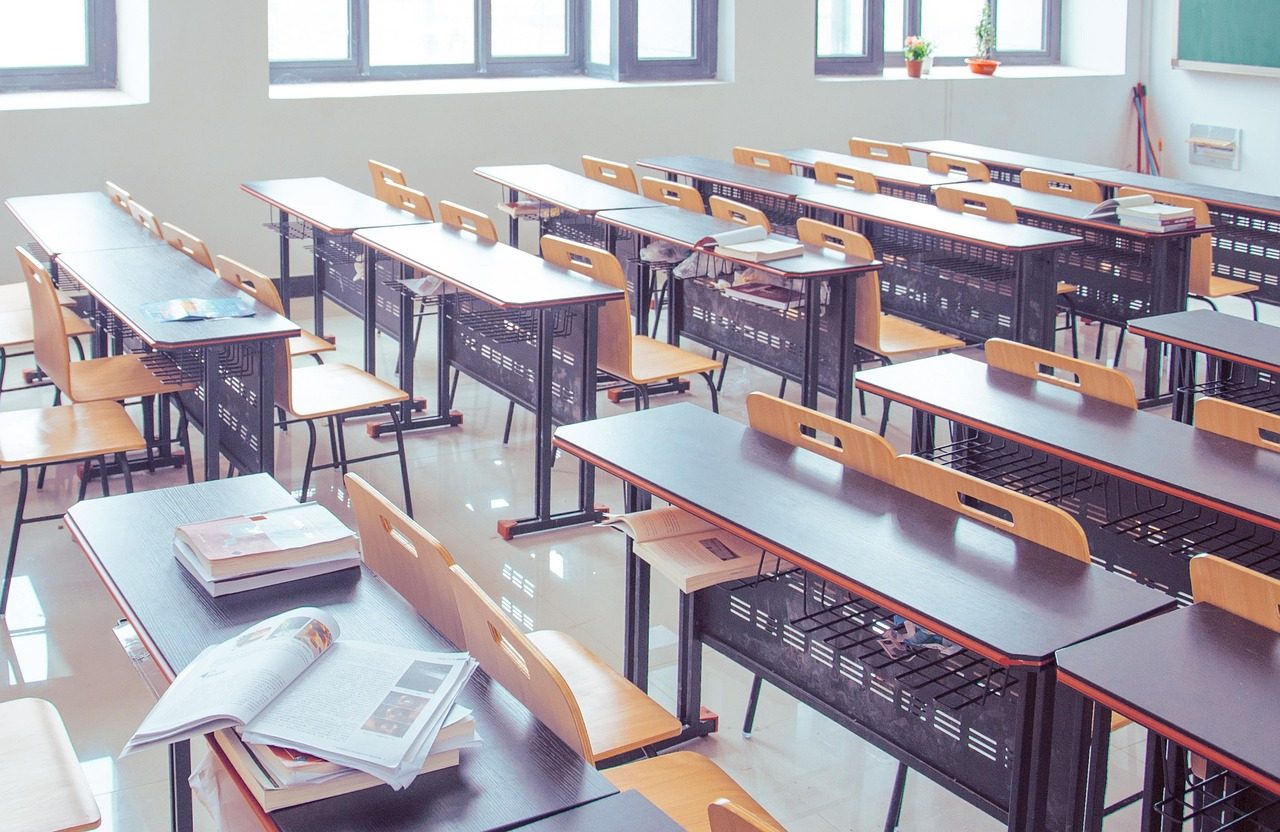 Klassenzimmer mit leeren Tischen