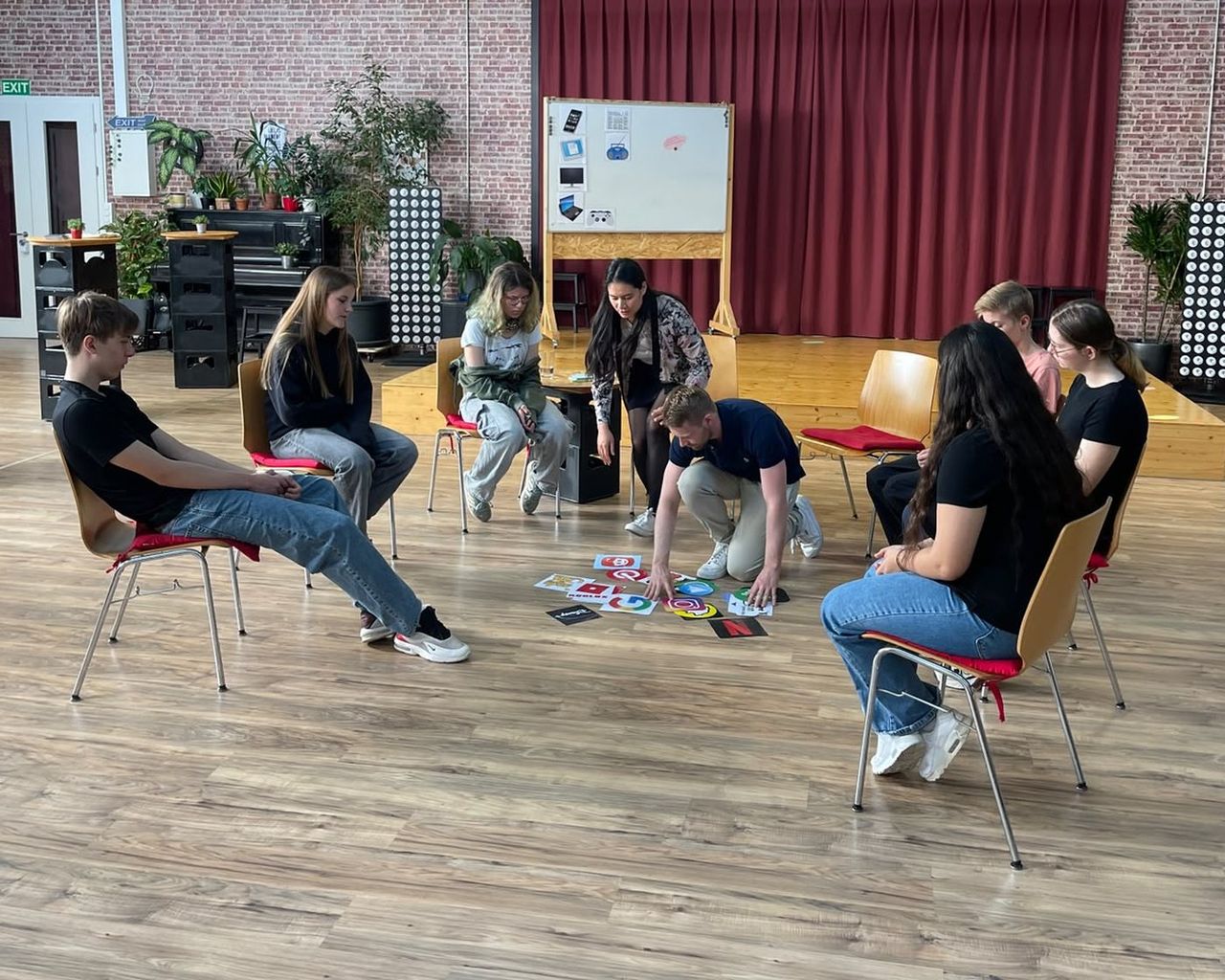 Schüler:innen im OFFLINE-HELDEN-Workshop im Stuhlkreis