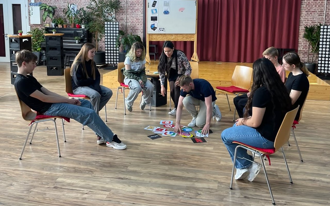 Schüler:innen im Workshop-Stuhlkreis